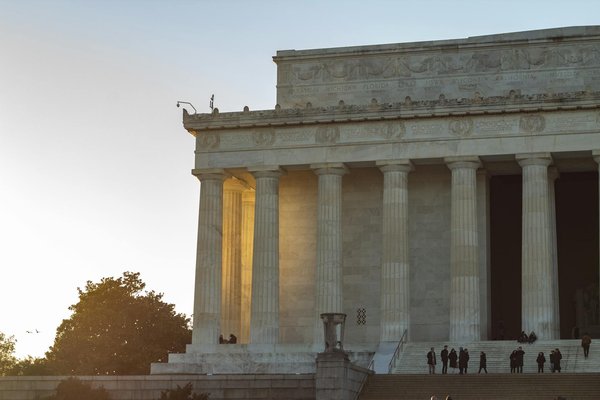 Quels hébergements en Corse proposent des balades en bateau et des cours de cuisine corse?